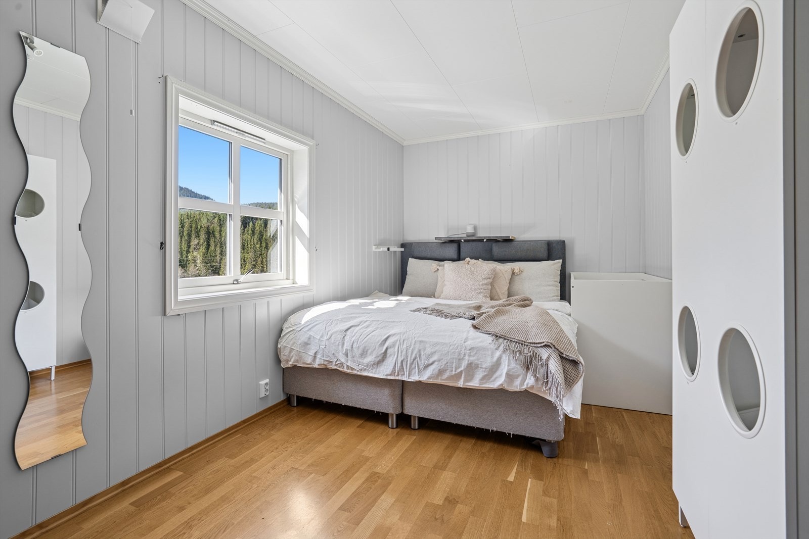 "Masterbedroom", godt med lysinnslipp og garderobekap! Galleribilde