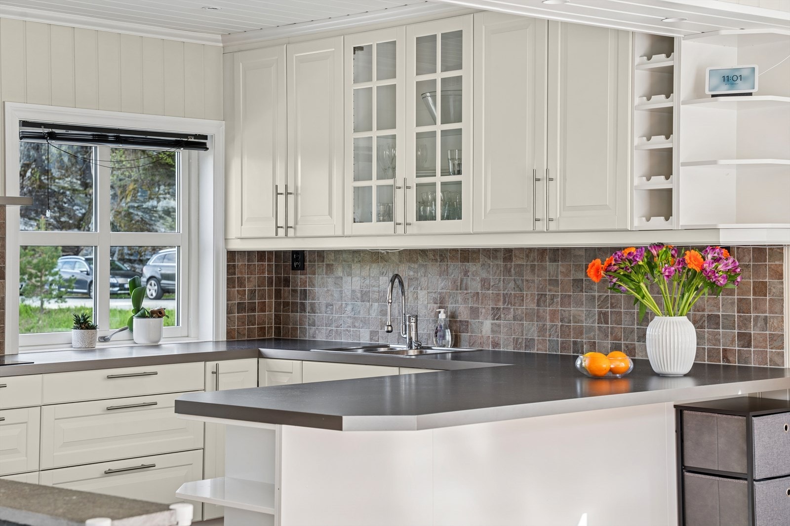 Kjøkkenet er stilrent med fine kvaliteter, god benkeplass som gir rom for flere arbeidssoner og en sosial sone for gjester! Galleribilde