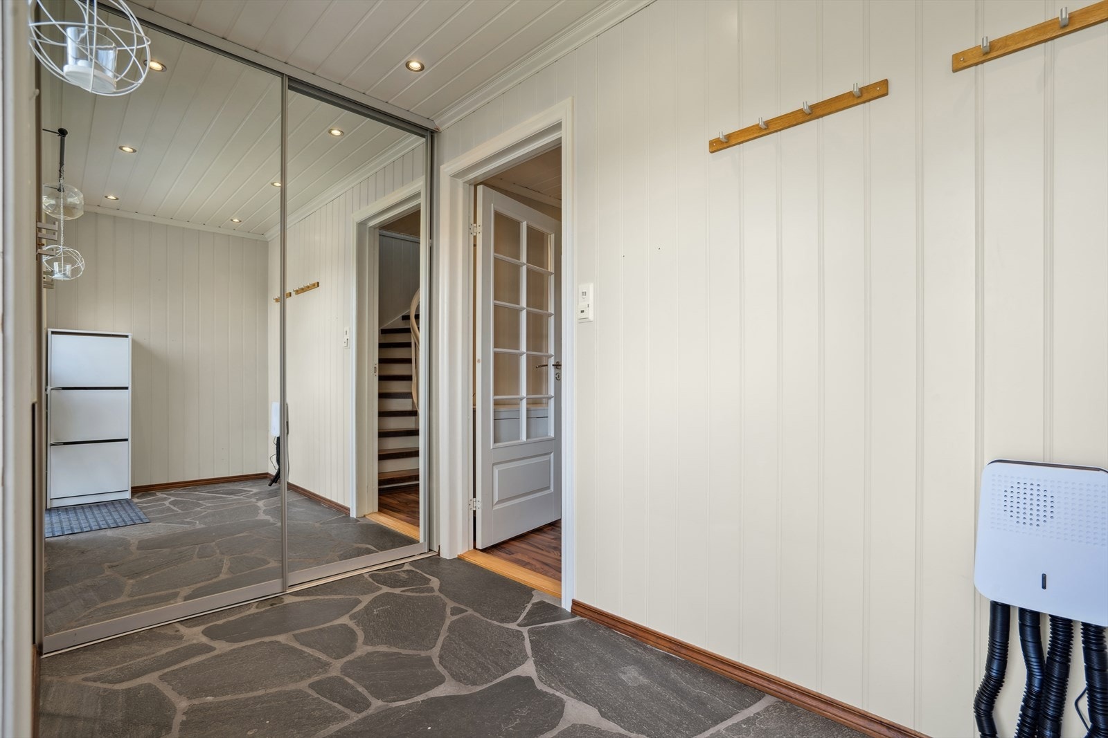 Gangen er utstyrt med skyvedørsgarderobe, knagger og skoskap! Varmekabler i gulvet for ekstra komfort på snøfylte dager. Galleribilde