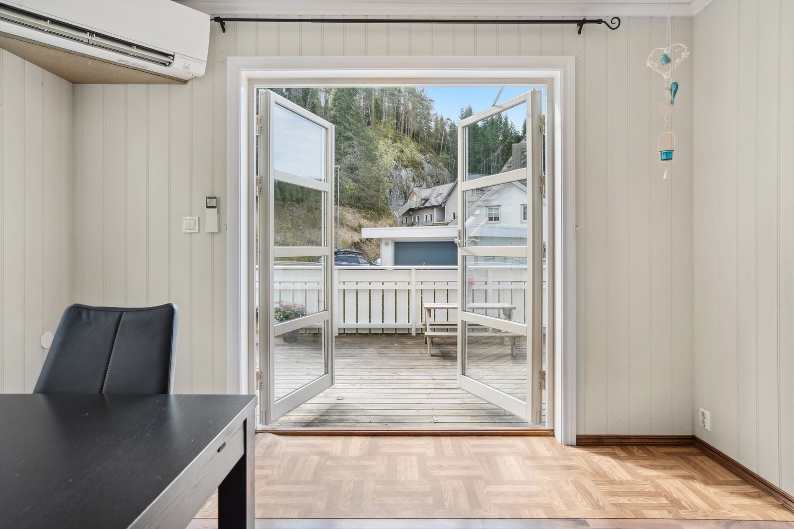 Fra spisestuedelen er det dør ut til den flotte terrassen, perfekt avstand fra kjøkken og ut til en plass hvor en kan nyte fine sommerdager! Galleribilde