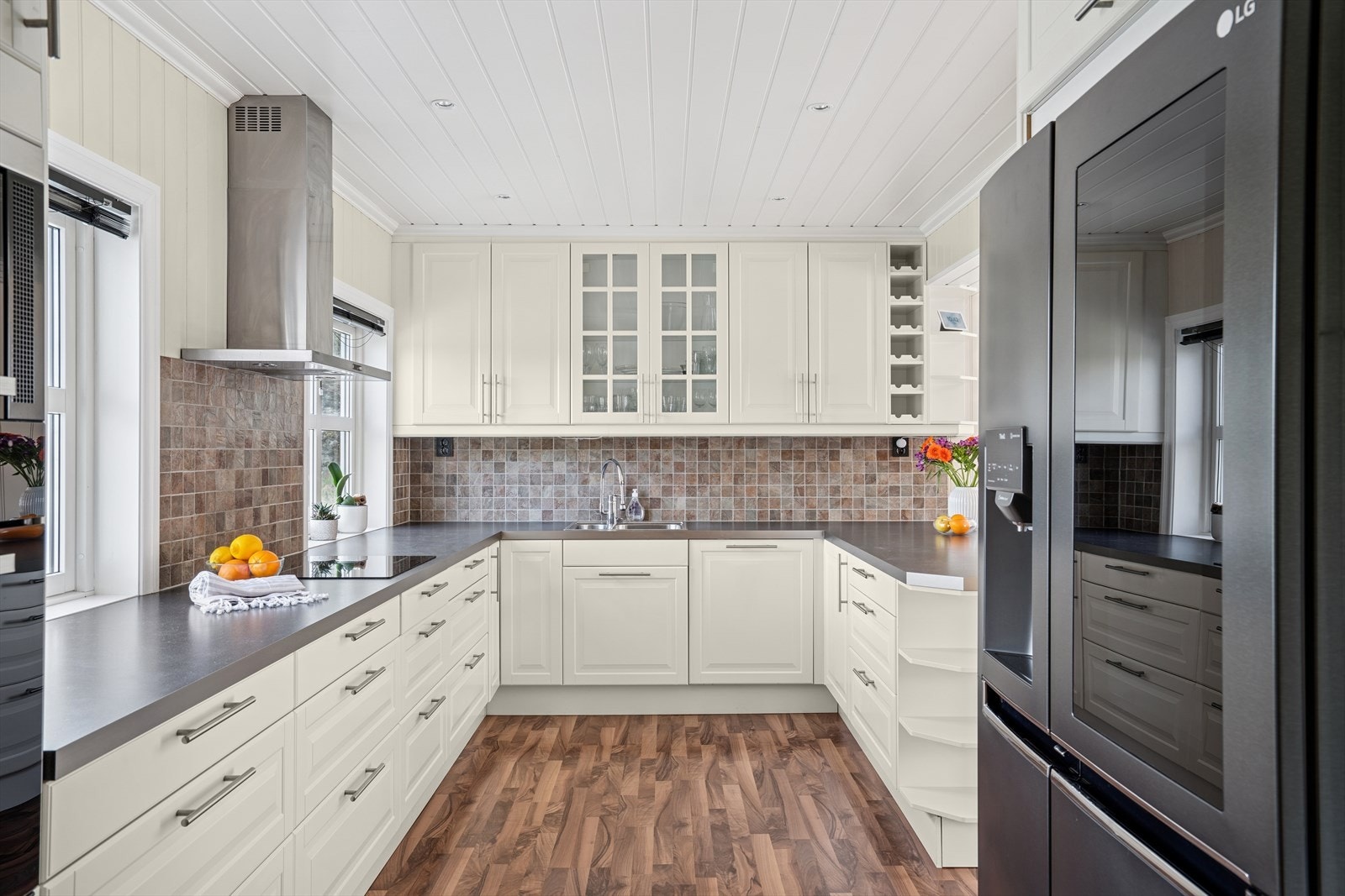 Kombiskap kan følge med etter avtale, ellers følger hvitevarer på kjøkken med! Galleribilde