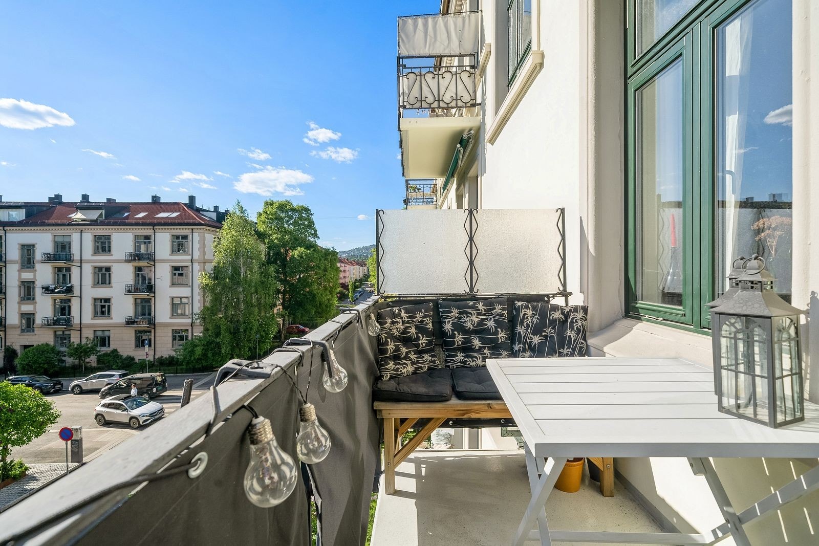 Balkong med utsikt og gode solforhold med adkomst fra stue. Galleribilde
