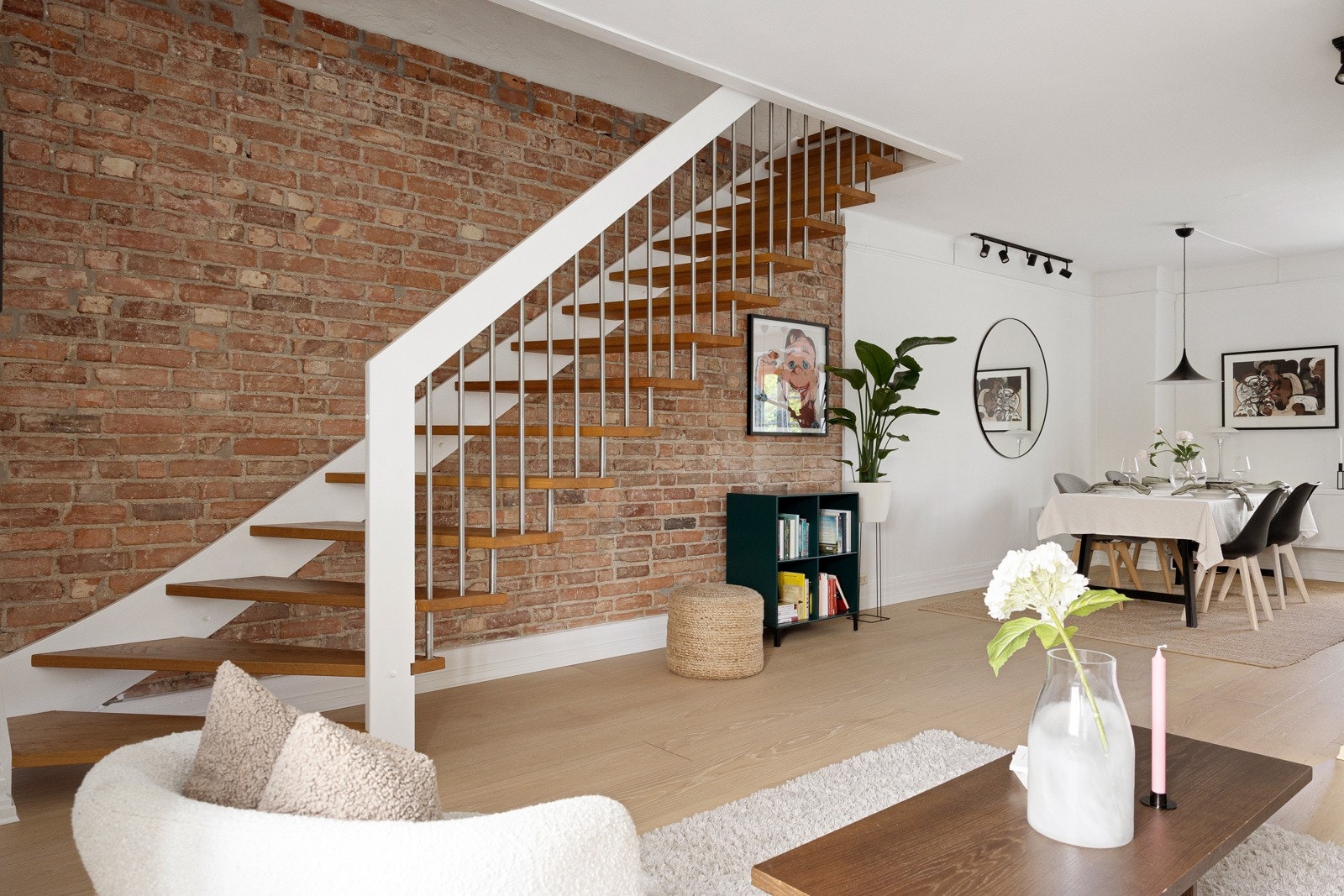 Original teglsteinsvegg tilfører rommet et klassisk uttrykk. Galleribilde