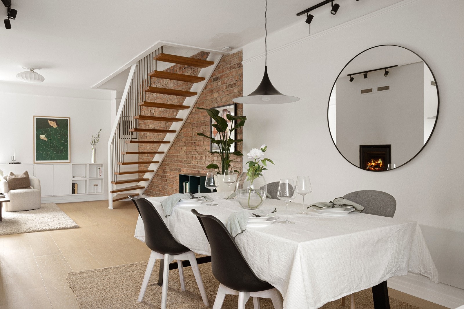 Spisestuen er ca. 15 m². Det er naturlig plass til et stort spisebord, og de tre store vindusflatene gir rikelig med naturlig lys og en luftig atmosfære. Galleribilde