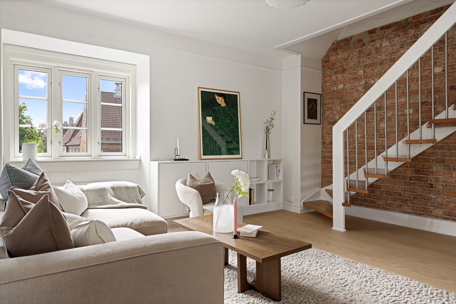 Stuen er ca. 20 m². Flott utsyn mot den grønne og fredelige bakgården. Galleribilde