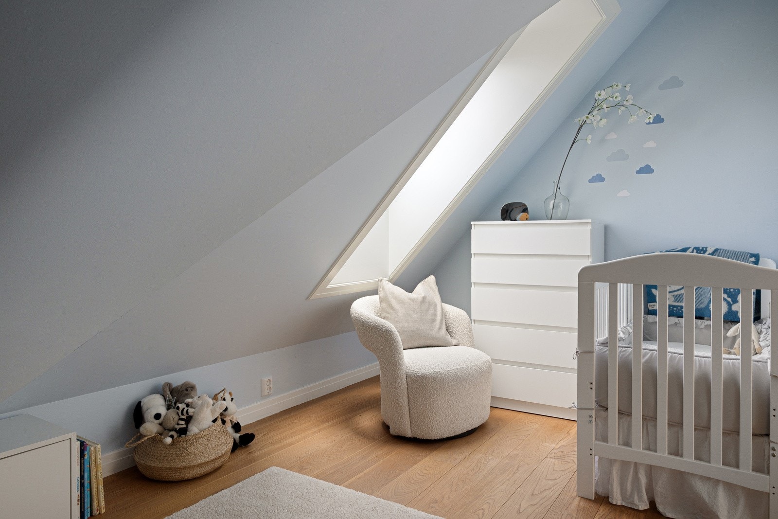 Soverom II har et gulvareal på ca. 10 m² og har plass til seng og skap. Godt med naturlig lys, her også. Galleribilde