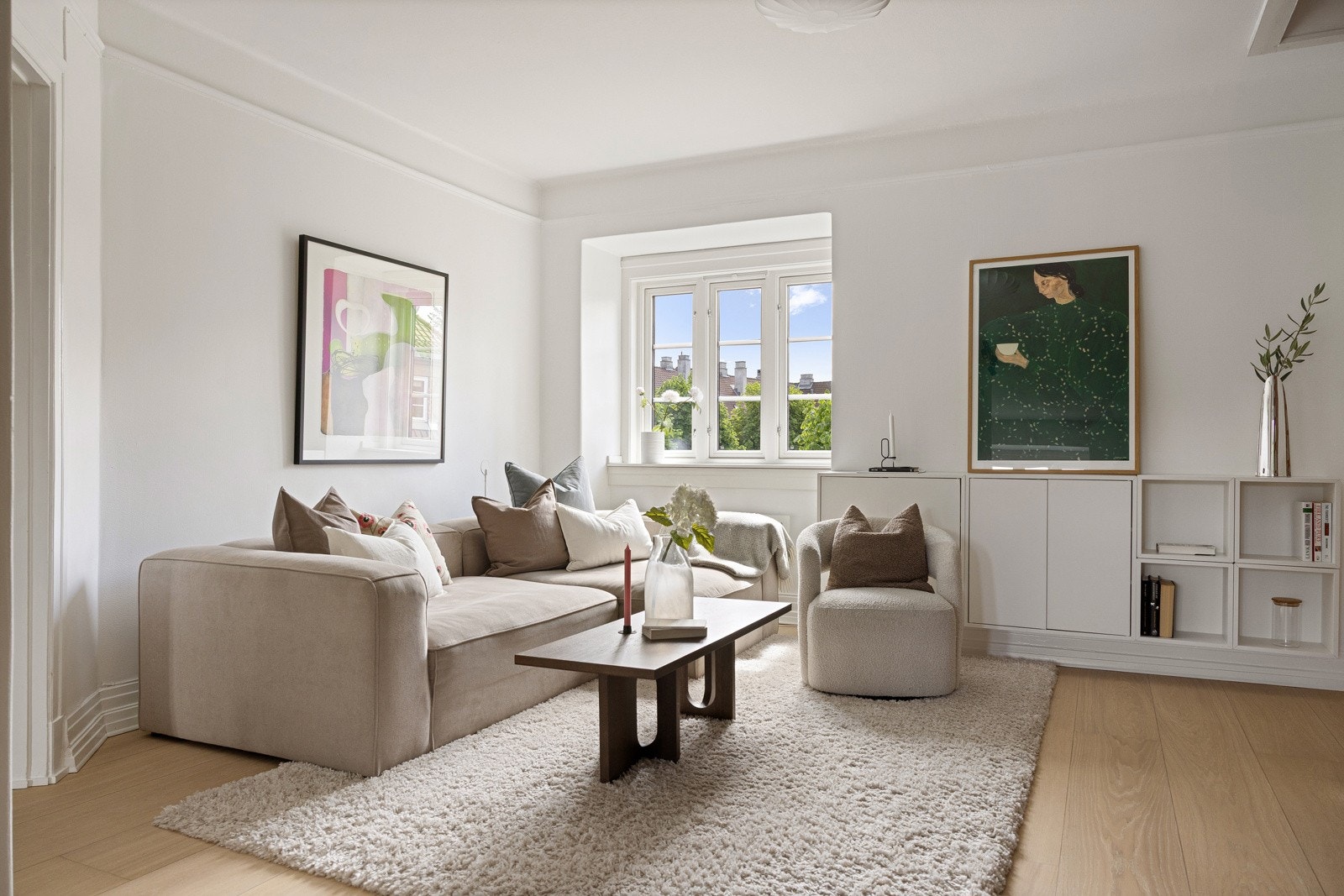 Rommet vender mot syd, noe som gir sollys fra morgen og utover ettermiddagen. Galleribilde