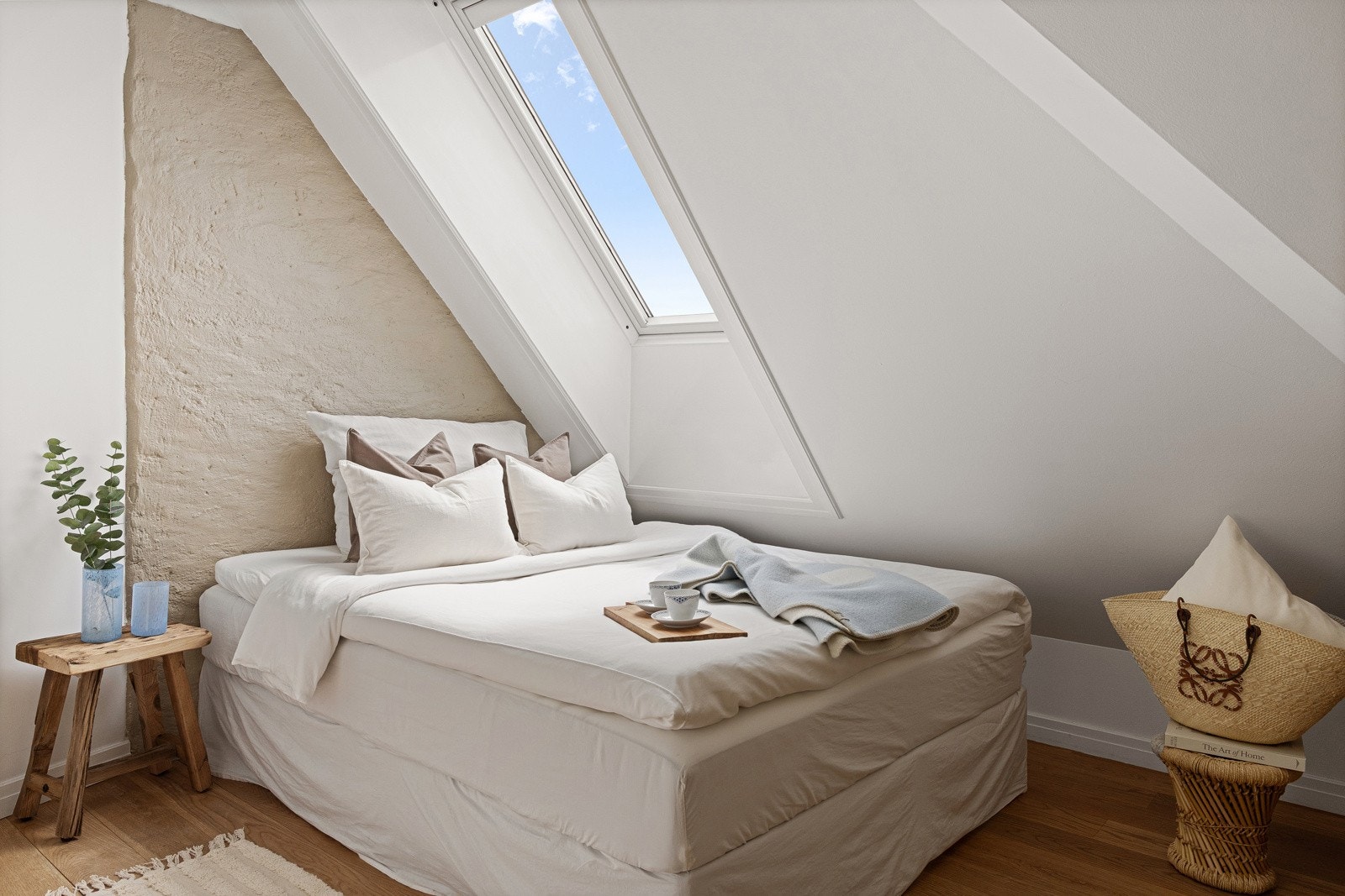 Hovedsoverommet har et gulvareal på ca. 13 m². Rommet er lyst, romslig og behagelig, med god plass til dobbeltseng og tilhørende møblement. Rommet vender stille og skjermet mot bakgården. Galleribilde