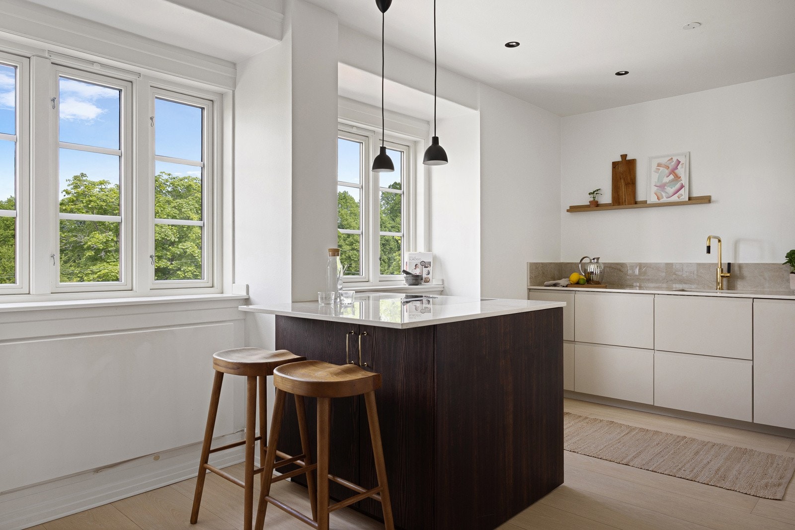 Leiligheten har optimale lys- og solforhold fra morgen og helt til kveldssolen går ned. Galleribilde