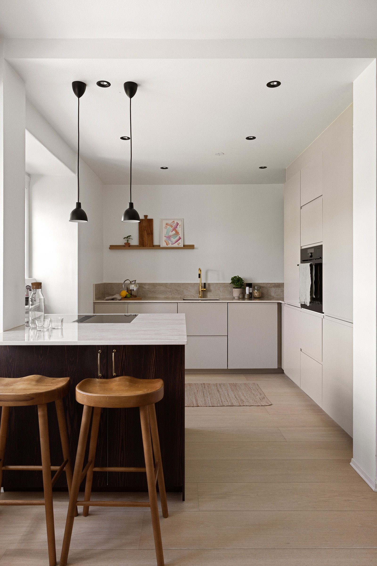 Kjøkkenet er ca. 8 m² og ble pusset opp i 2022. Arbeidet er utført av fagfolk, og frontene er levert av Noremax. Benkeplaten er Dekton fra Consentino, og armaturet er fra Tapwell. Galleribilde