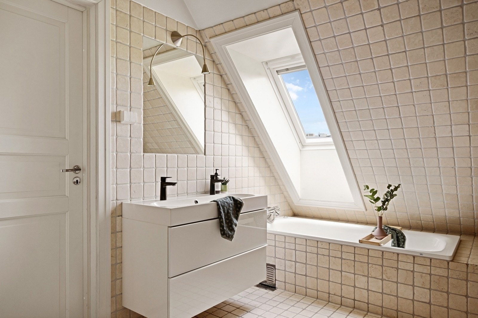 Badet har et badekar og et romslig dusjhjørne med regnfallsdusj og oppgradert dusjutstyr. Galleribilde