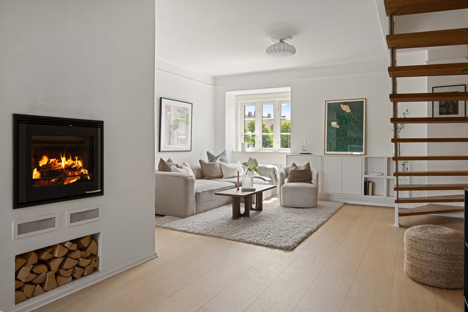 I 3. etasje ble det lagt avretningsmasse på gulvet før ny en-stavs parkett. En spesialtilpasset peis gir både varme og karakter til rommet. Galleribilde