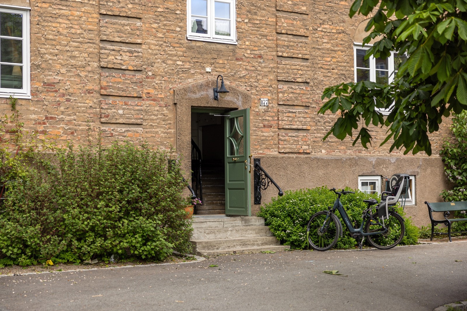 Oppgangen vender mot bakgård, så det er en kort og trygg vei ut til en grønn bakgård og vakre omgivelser. Galleribilde