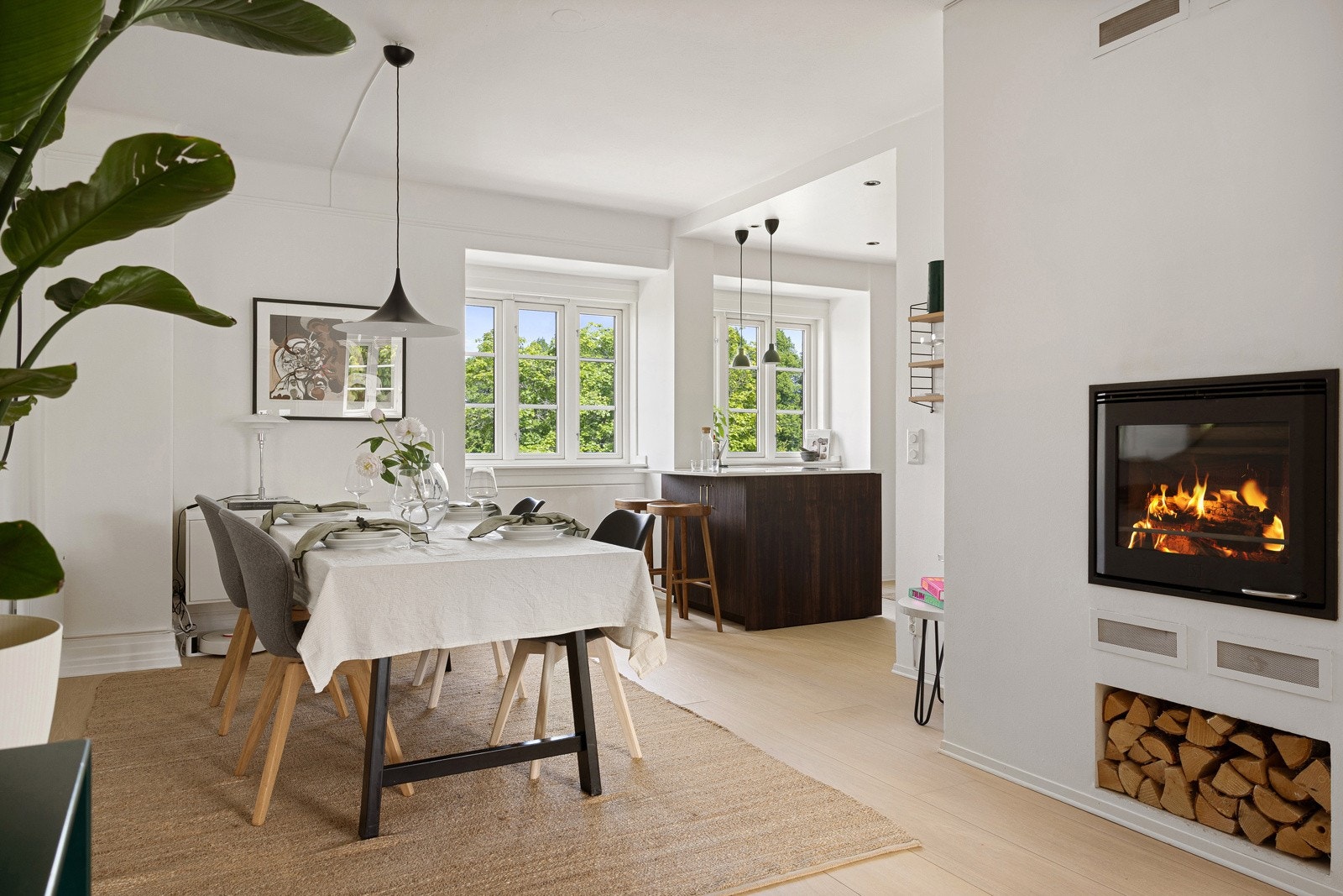 Peter Hørte Lunde v/ PrivatMegleren Aksept ønsker deg velkommen til Kirkeveien 177 - en særdeles lys og gjennomgående leilighet med perfekt beliggenhet i idylliske Lindern Hageby! Galleribilde