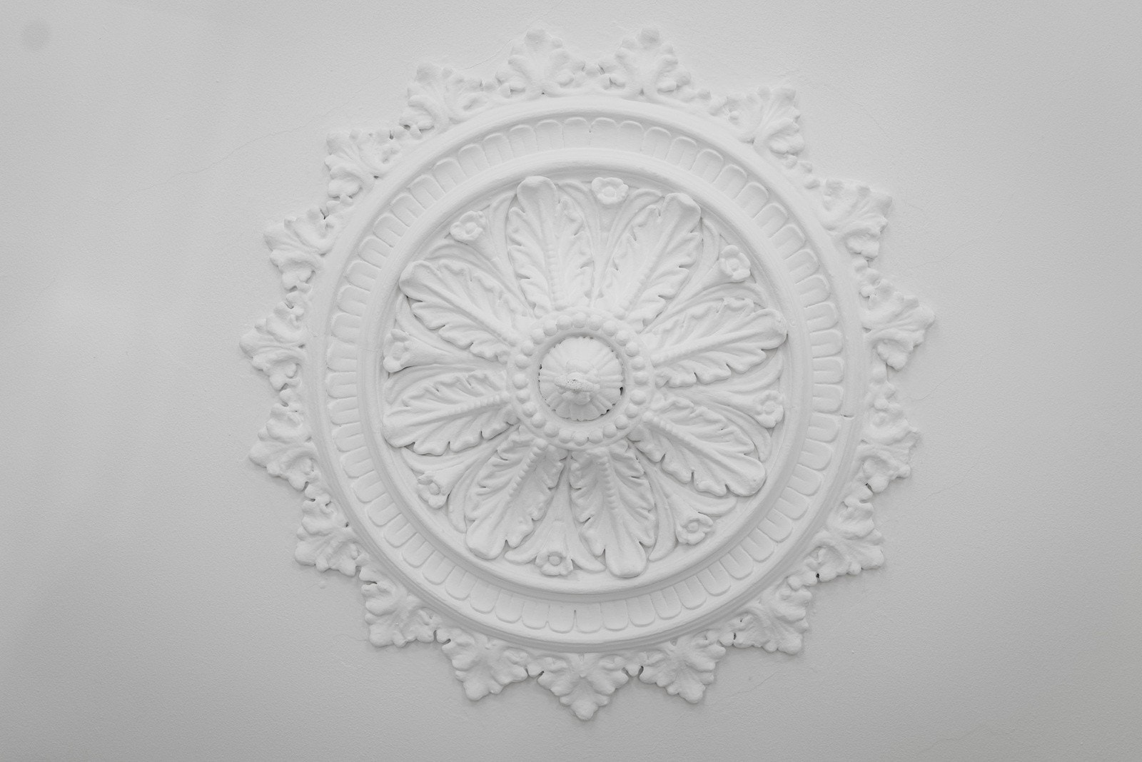 Dekorativ rosett i taket. Et klassisk blikkfang som understreker leilighetens originale sjel og høye himlinger. Galleribilde