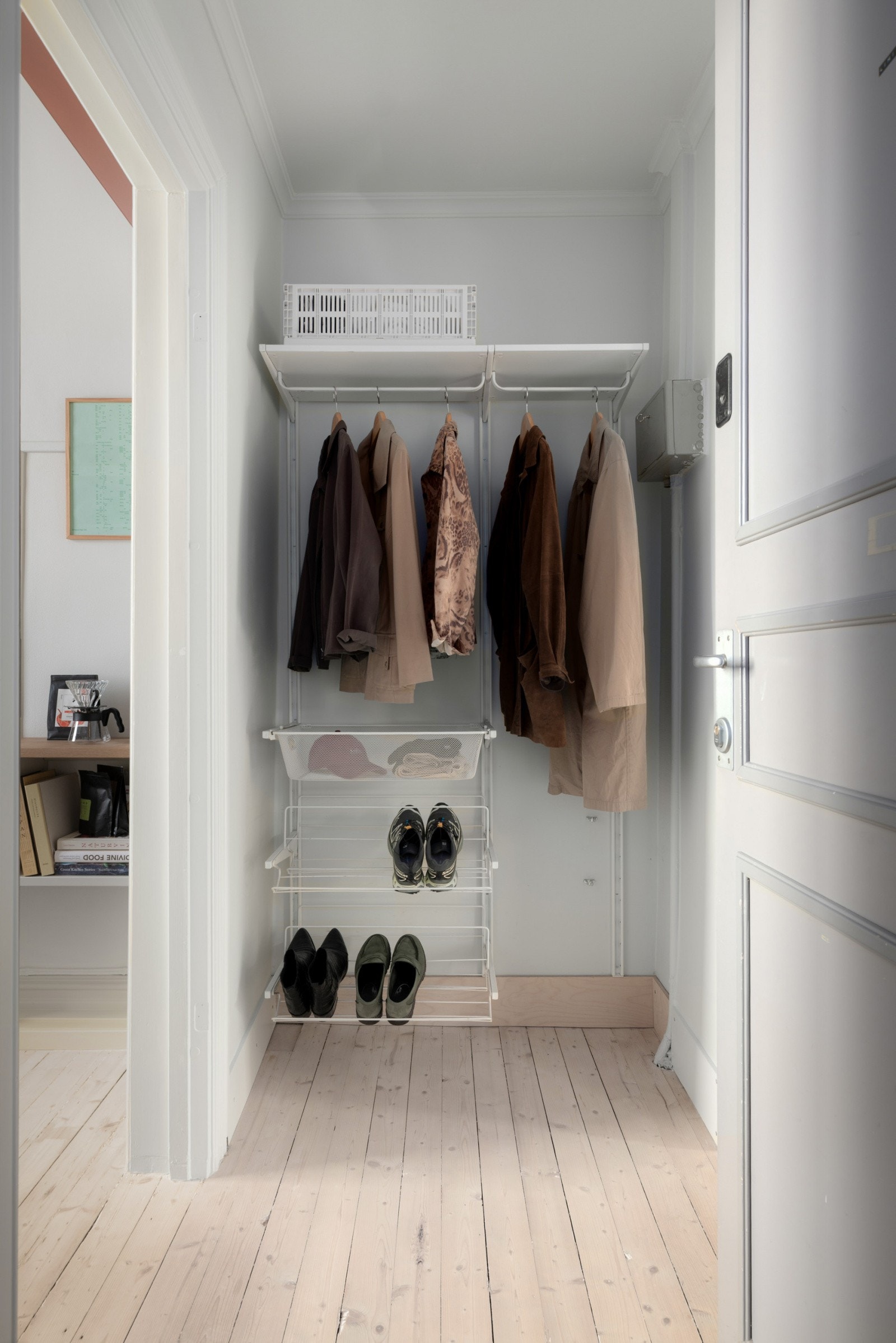 Smart garderobeløsning rett innenfor inngangsdøren med god plass til sko, jakker og tilbehør. Galleribilde