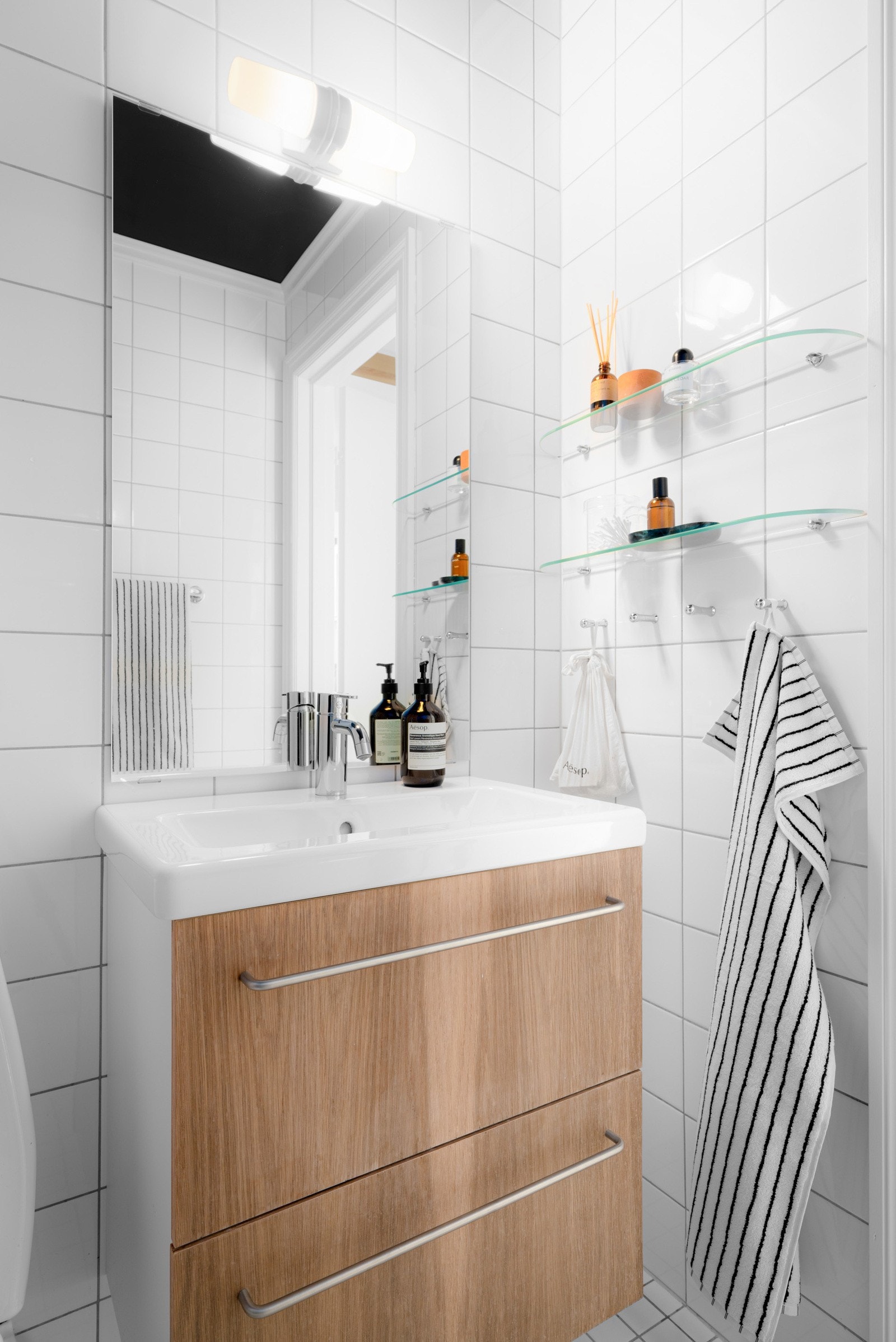 Lekre detaljer som vegghengte hyller. Galleribilde