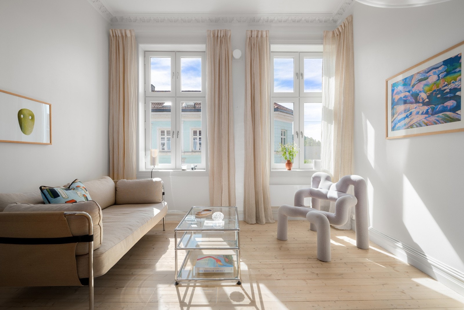 En elegant stue hvor lys, luft og arkitektoniske detaljer spiller hovedrollen. Galleribilde