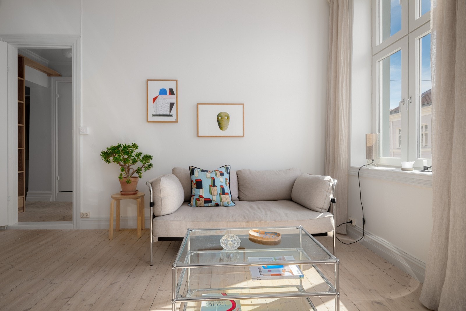 Lys og luftig stue med 3,16 meter takhøyde, originale tregulv og klassiske detaljer som stukkatur og rosett. Galleribilde