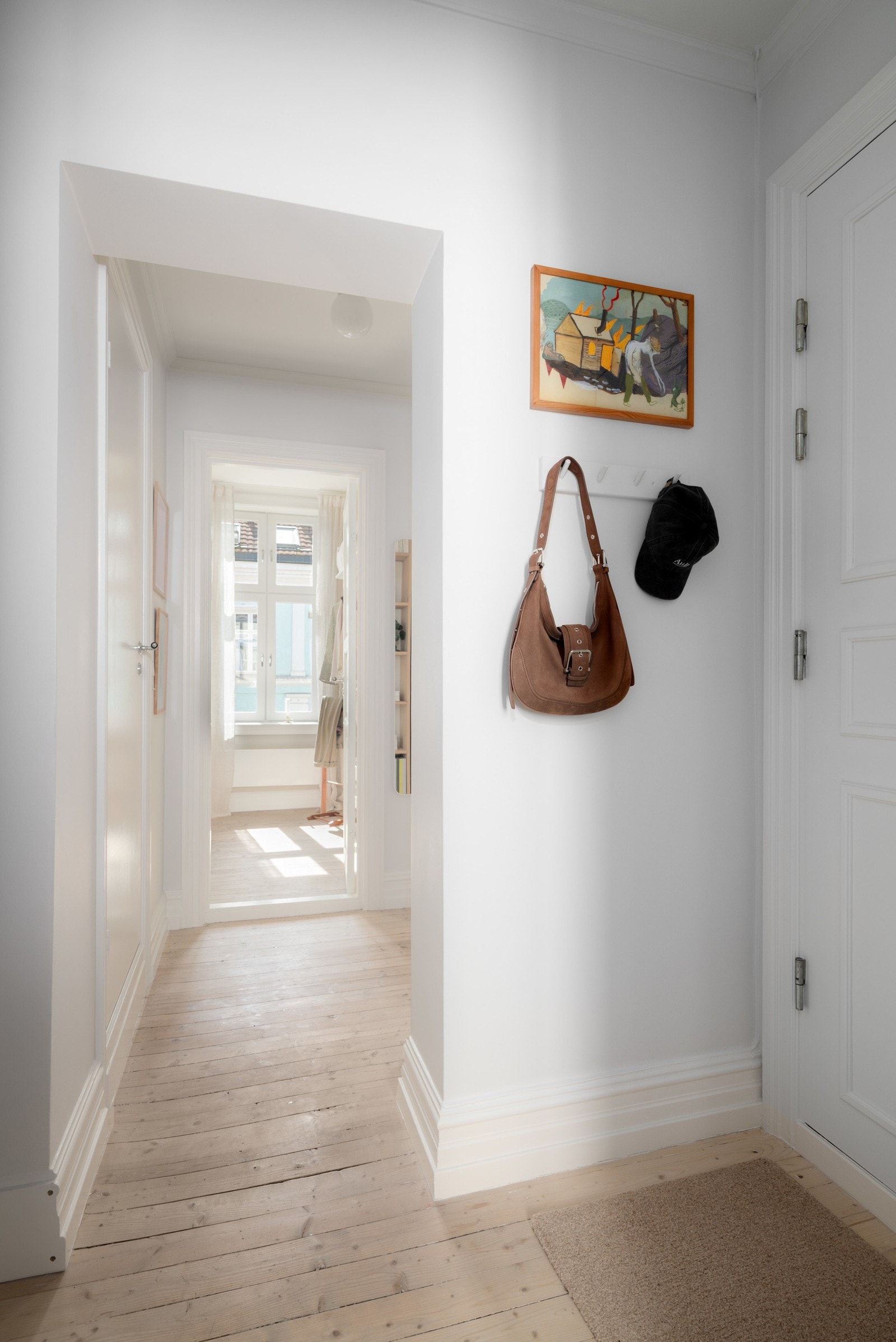 Velkommen inn! Entreen gir et lyst og ryddig førsteinntrykk, med siktlinje gjennom leiligheten og flott gjennomlys. Galleribilde