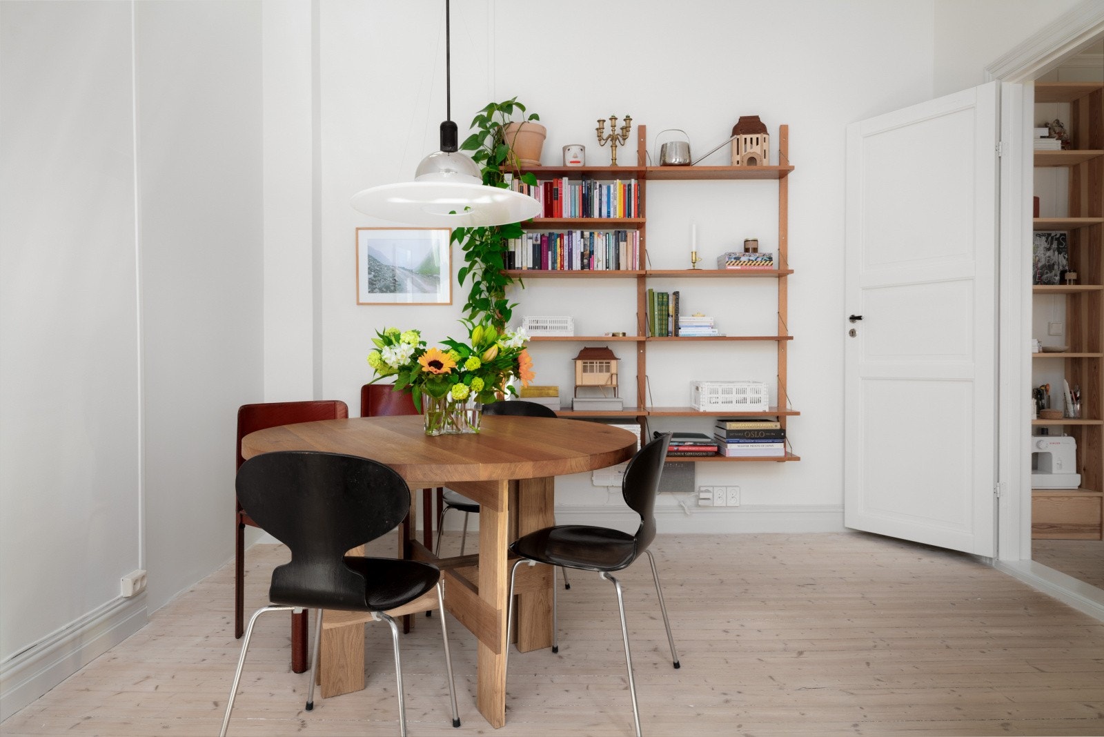 En sosial og stilren spiseplass med plass til både hverdag og gjester. Mulighet for å montere peis. Galleribilde