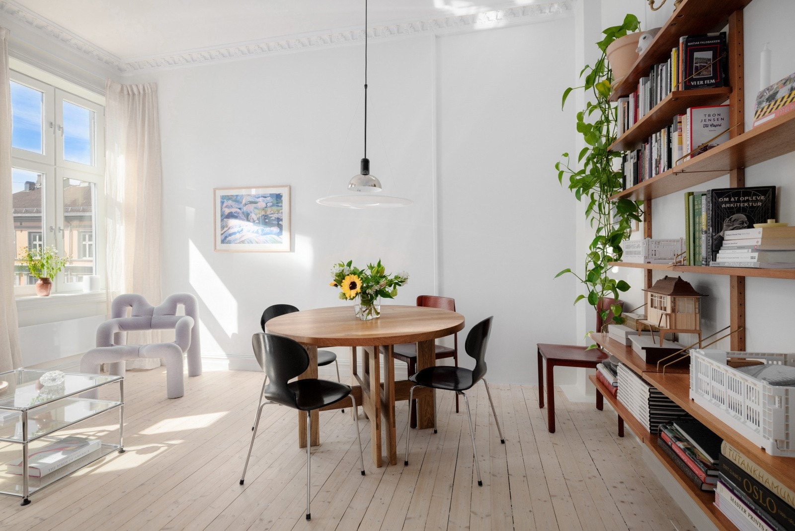 Velkommen til Schweigaards gate 80A. Klassisk leilighet beliggende i byggets fjerde etasje. Galleribilde