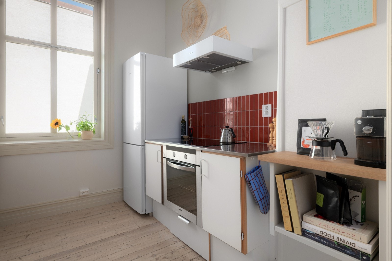 Koketopp og stekeovn er bruktkjøpt og valgt med omtanke. Her kombineres bærekraft og funksjon i et kjøkken som både er gjennomtenkt og sjarmerende. Galleribilde