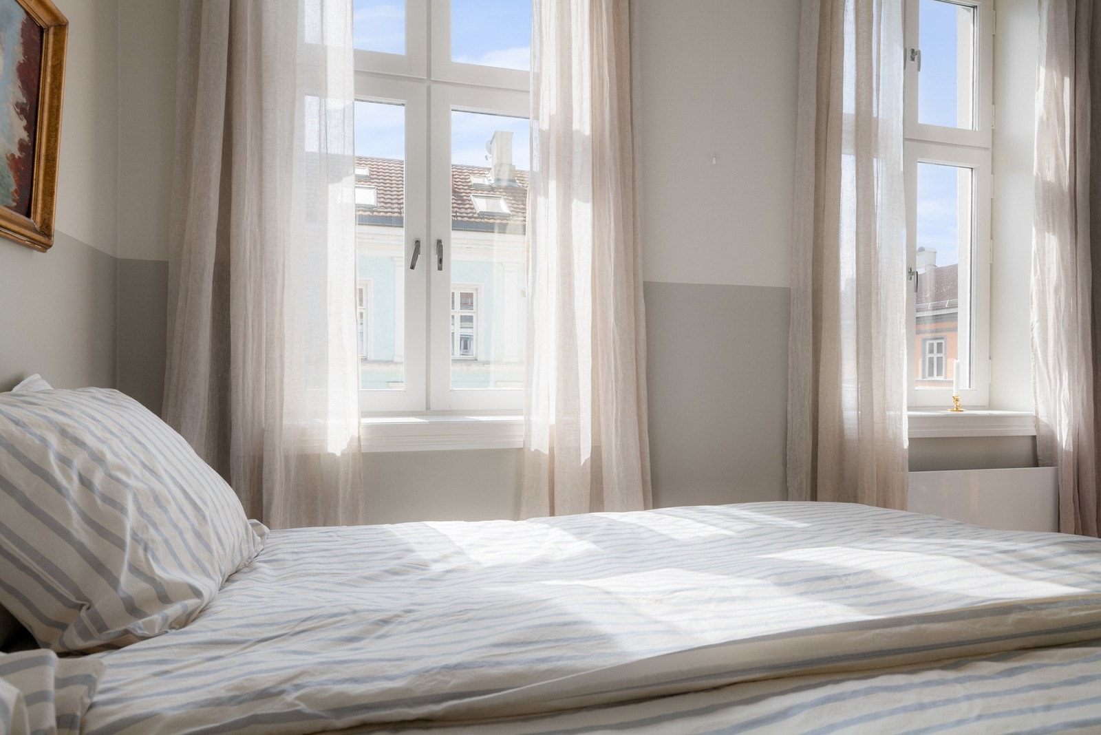 Soverommet gir rikelig med dagslys, og er noe tilbaketrukket - en sjelden kombinasjon midt i byen. Galleribilde