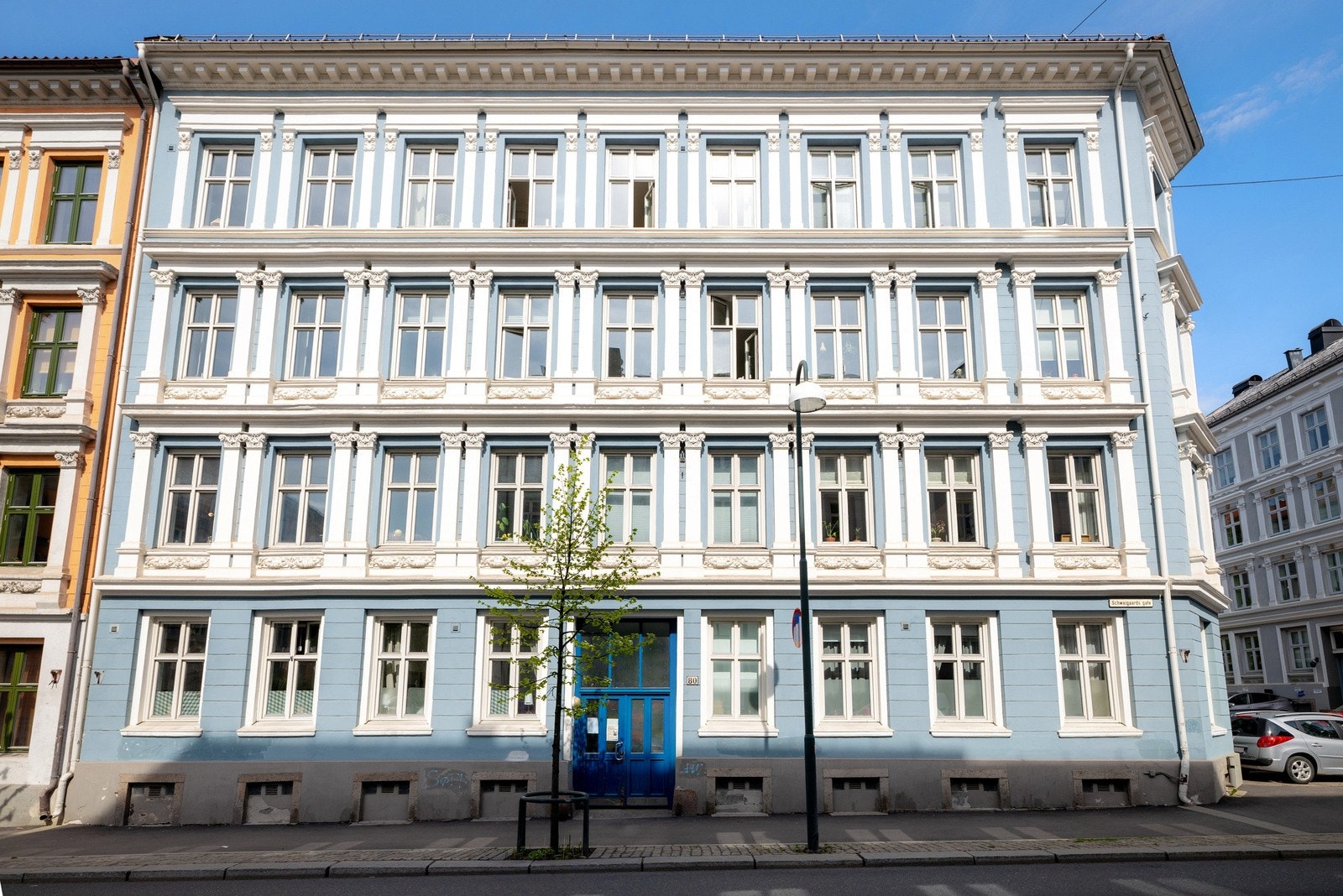 Velholdt og klassisk bygård fra 1898 i vakre Schweigaards gate. Et landemerke i miljøbyen Gamle Oslo. Her bor du i en rolig gate med trær og historisk arkitektur, midt mellom Bjørvika og Tøyen. Galleribilde