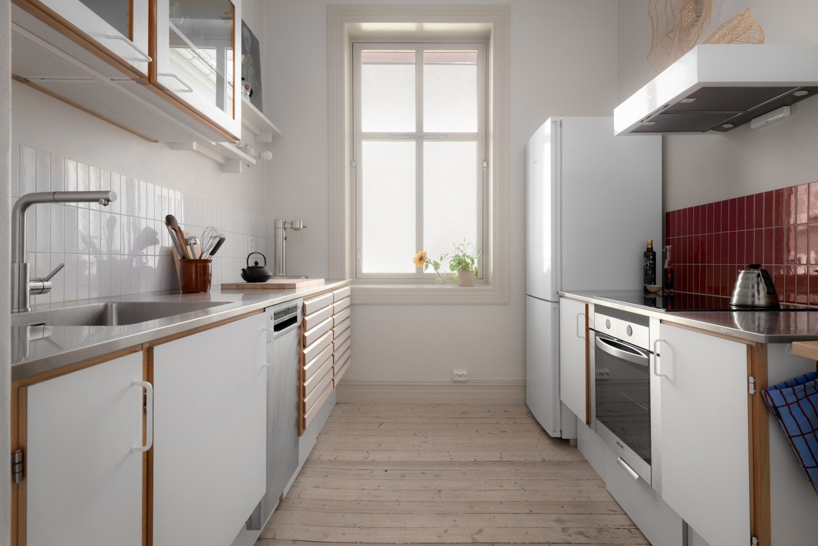 Kjøkkenet ble totalrenovert i 2023/24 og har både Waterguard, komfyrvakt og egen kurs til stekeovn Galleribilde