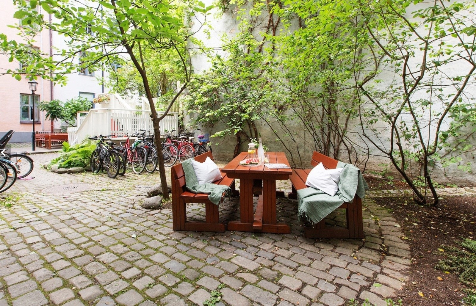 Nydelig bakgård med sitteplasser, grill, pizzaovn og beplantning. Galleribilde