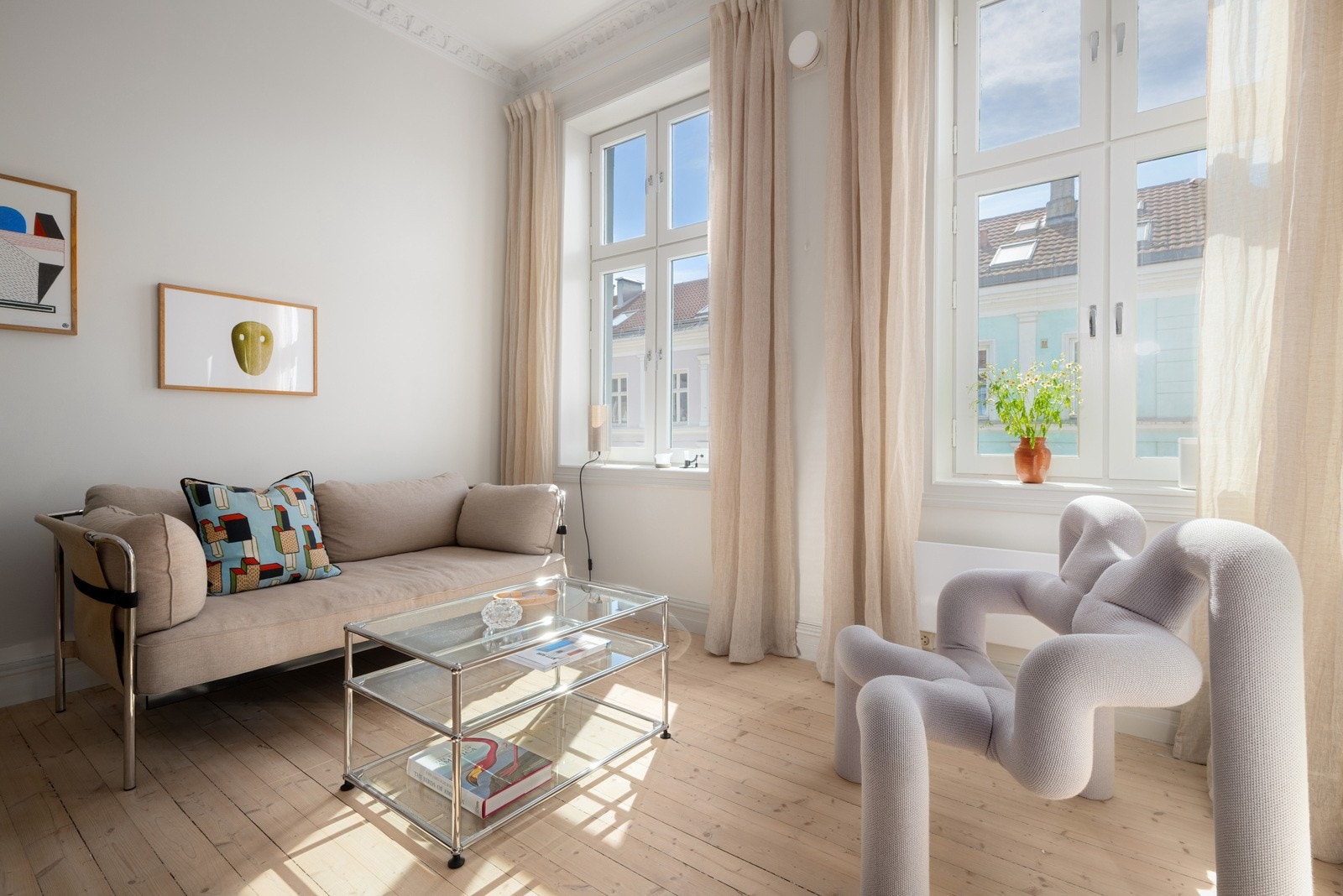 God takhøyde og stukkatur setter en elegant ramme. Galleribilde