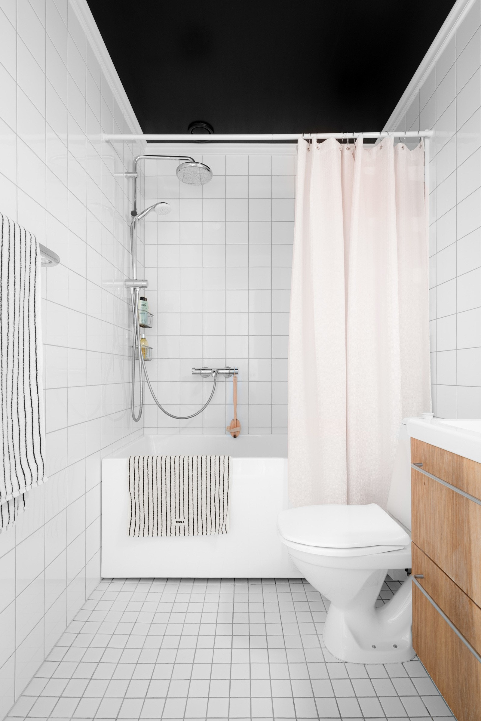 Romslig baderom. Praktisk opplegg for vaskemaskin og behagelig romfølelse. Galleribilde