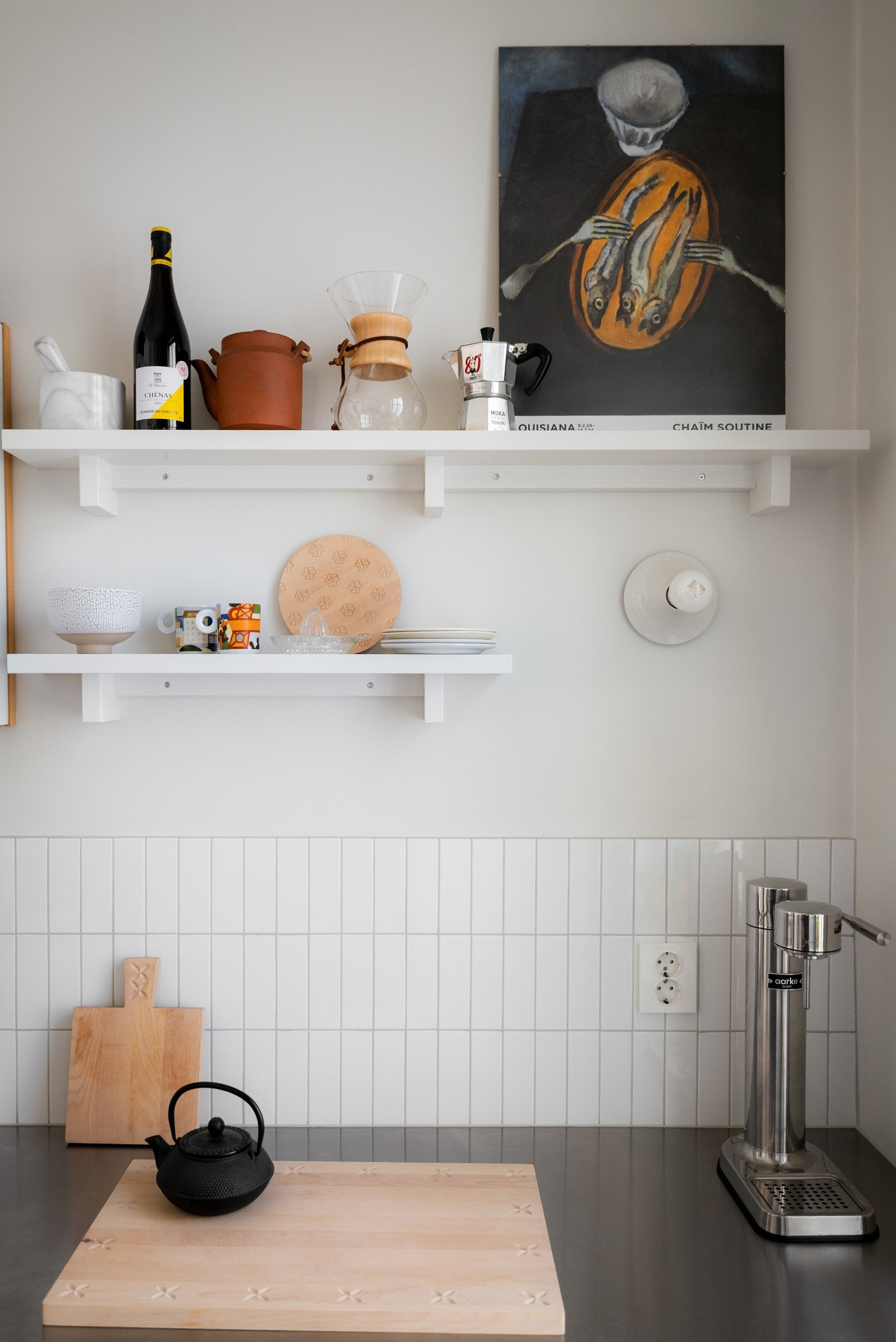 Vegghyllene gir kjøkkenet et åpent og kreativt uttrykk. Galleribilde