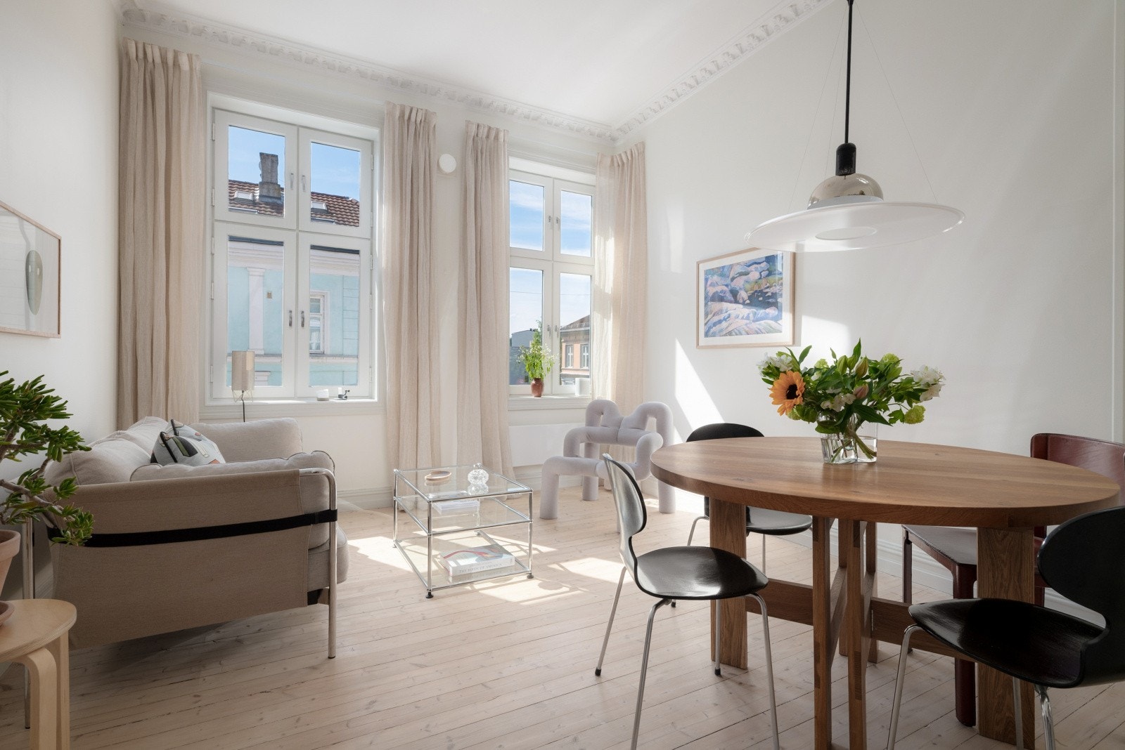 Stue og spiseplass i naturlig flyt. Et sosialt og stilfullt rom der takhøyden på over 3 meter virkelig kommer til sin rett. Galleribilde