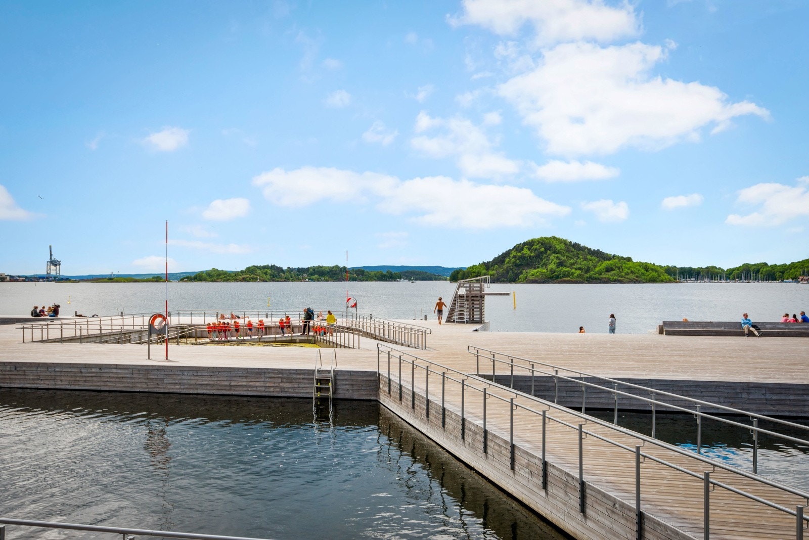 Kort vei til Sørenga sjøbad. Et av byens mest populære steder for sommerdager, kveldsbad og urban rekreasjon. Galleribilde