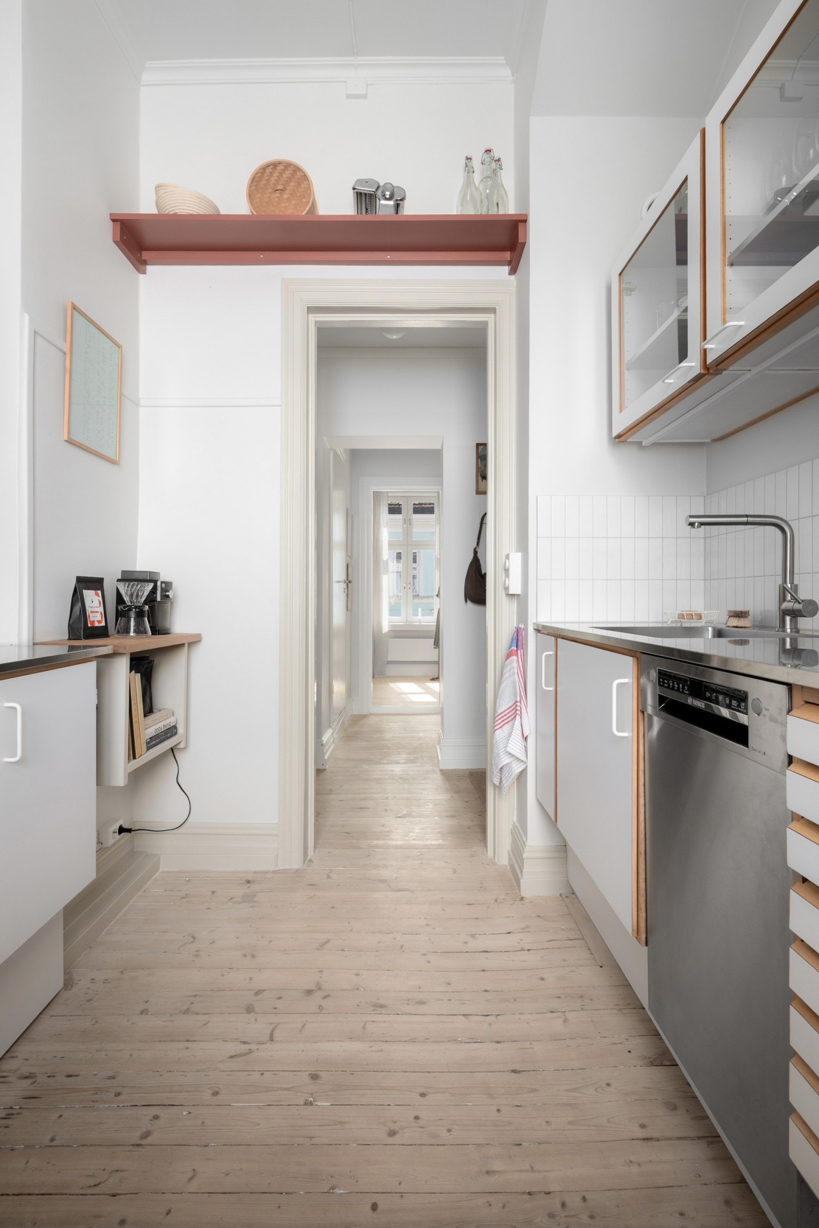 Unoform-innredning, ny stålbenkeplate, integrerte hvitevarer og moderne el- og rørarbeid. Galleribilde