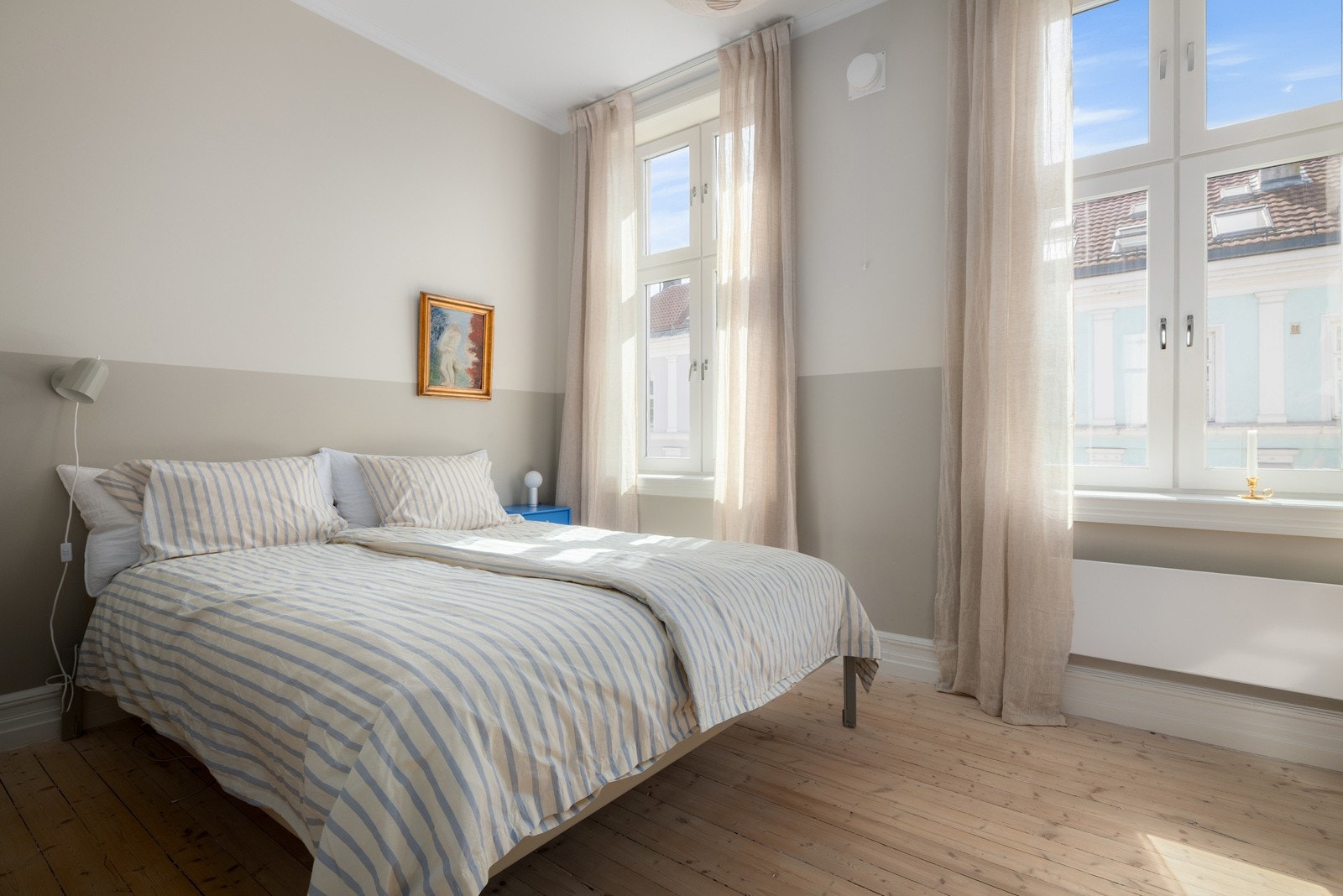 Rolig og romslig soverom med nydelig lysinnslipp og utsyn mot fine omgivelser. Luftig takhøyde og nøytral fargepalett. Galleribilde