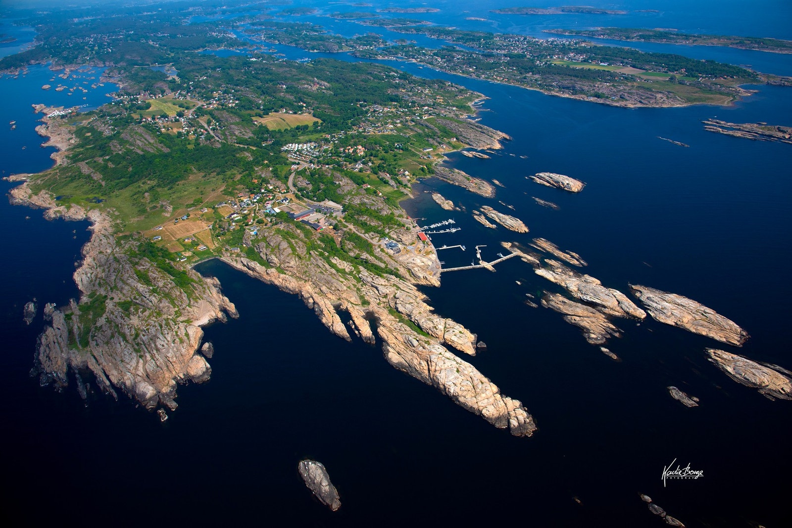 Her er det natur, sjø og bademuligheter. Flott restaurant utpå Verdens ende. Galleribilde
