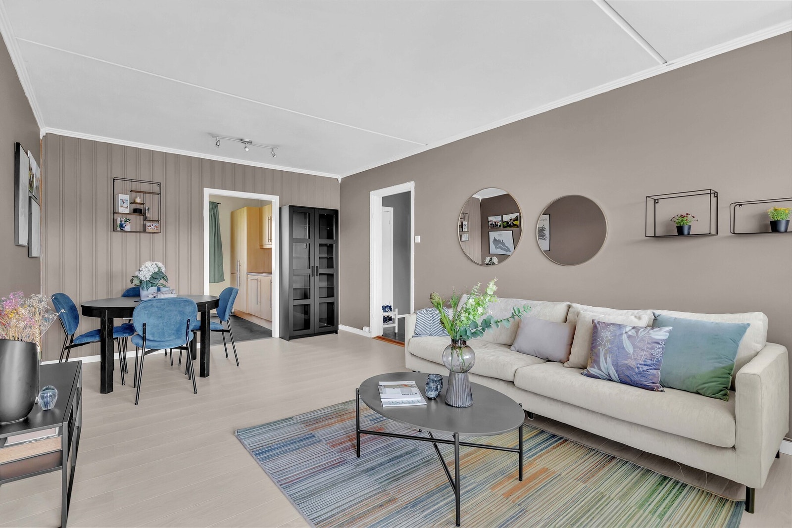 Leiligheten består av entré, bad/wc, stue, kjøkken, bod, walk-in closet og 2 soverom. Galleribilde