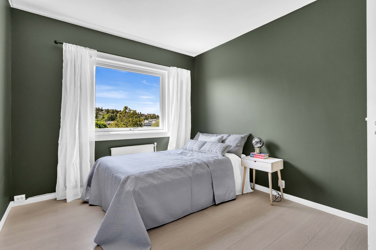 Begge soverom er malt i duse og tidsriktige farger. Galleribilde