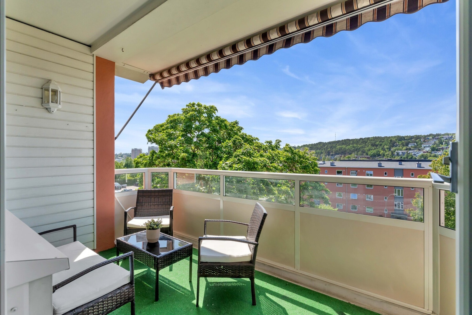 Balkongen er utstyrt med utelys og stikkontakter. Mye sol her så praktisk markise medfølger. Galleribilde