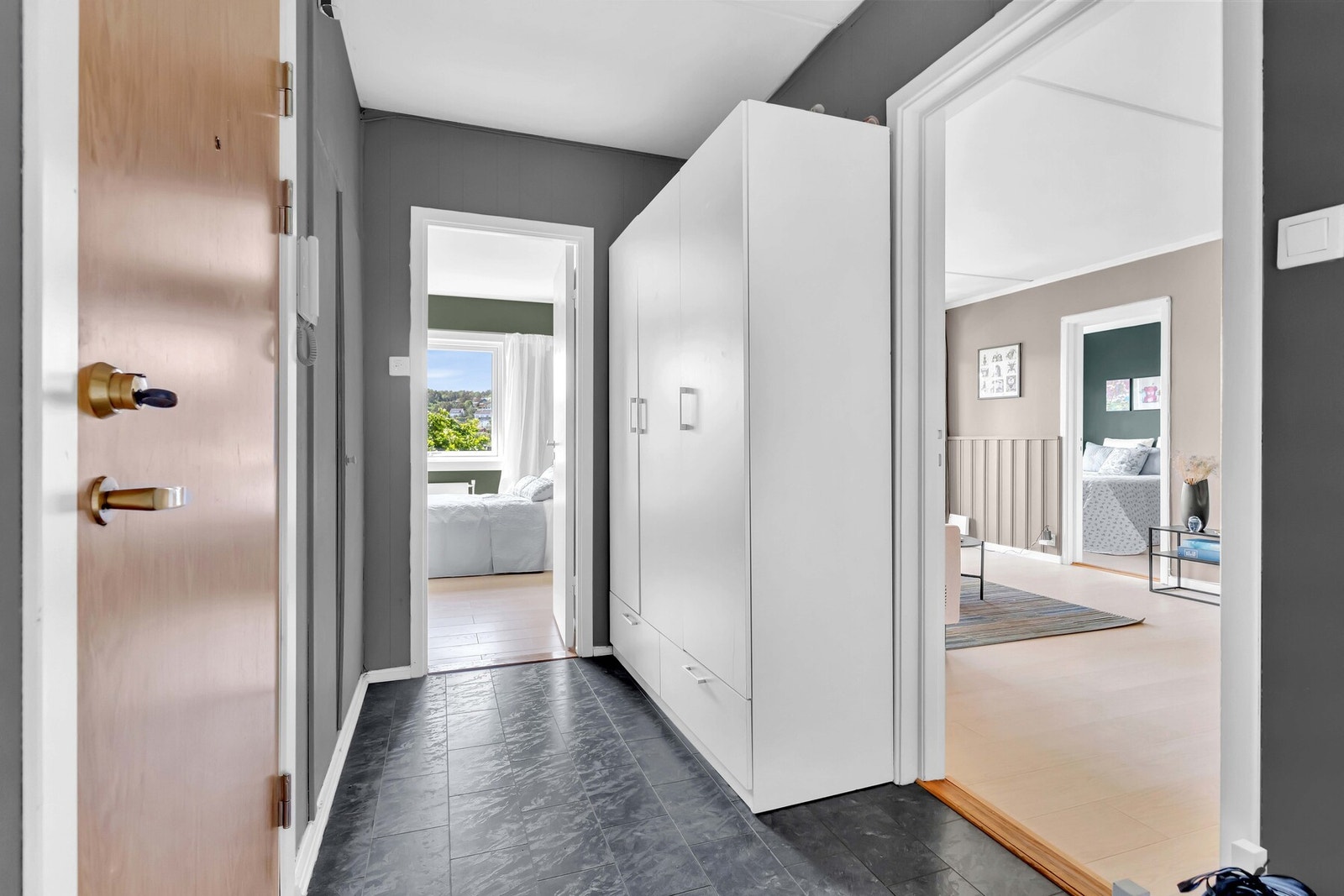 I gangen er det innebod og stort, medfølgende garderobeskap. Galleribilde