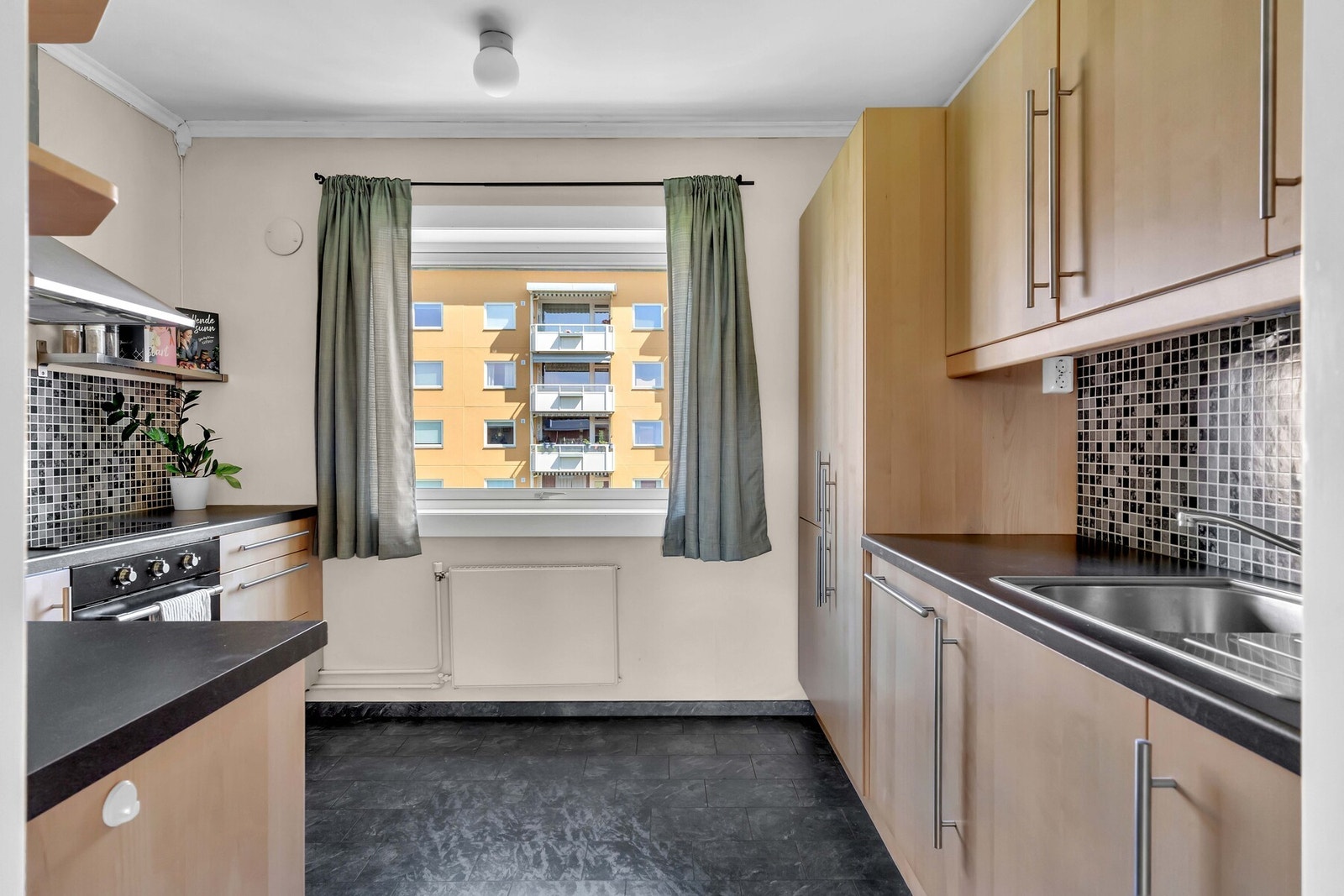 Oppvarming med radiatorer fra fjernvarmeanlegg. Det er radiator i stue, kjøkken og på begge soverommene. Galleribilde