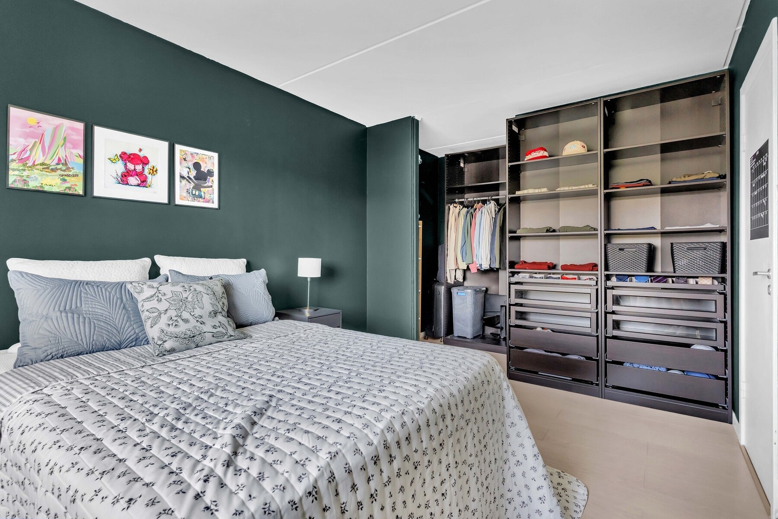 Praktisk walk-in-closet. på hovedsoverom. Galleribilde