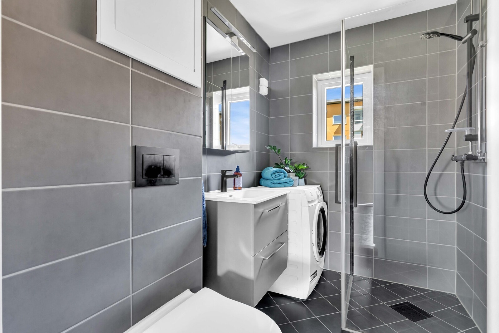 Helfliset bad pusset opp i 2021 i regi av borettslaget, med gulvvarme og opplegg for vaskemaskin/tørketrommel. Galleribilde