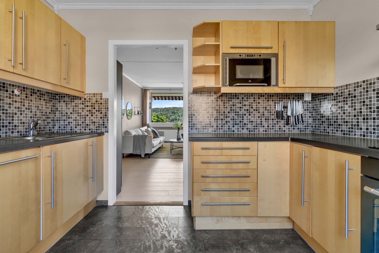 Kjøkkenet er på eget rom og det finnes enheter i borettslaget som har flyttet dette ut i stue og etablert 4-roms. Galleribilde