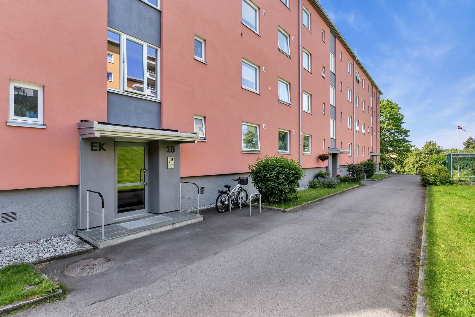 Borettslaget leier ut ekstra boder, garasjer og biloppstillingsplasser. Ledige plasser pr. mai 2025. Felles ladeplass for elbil. Galleribilde