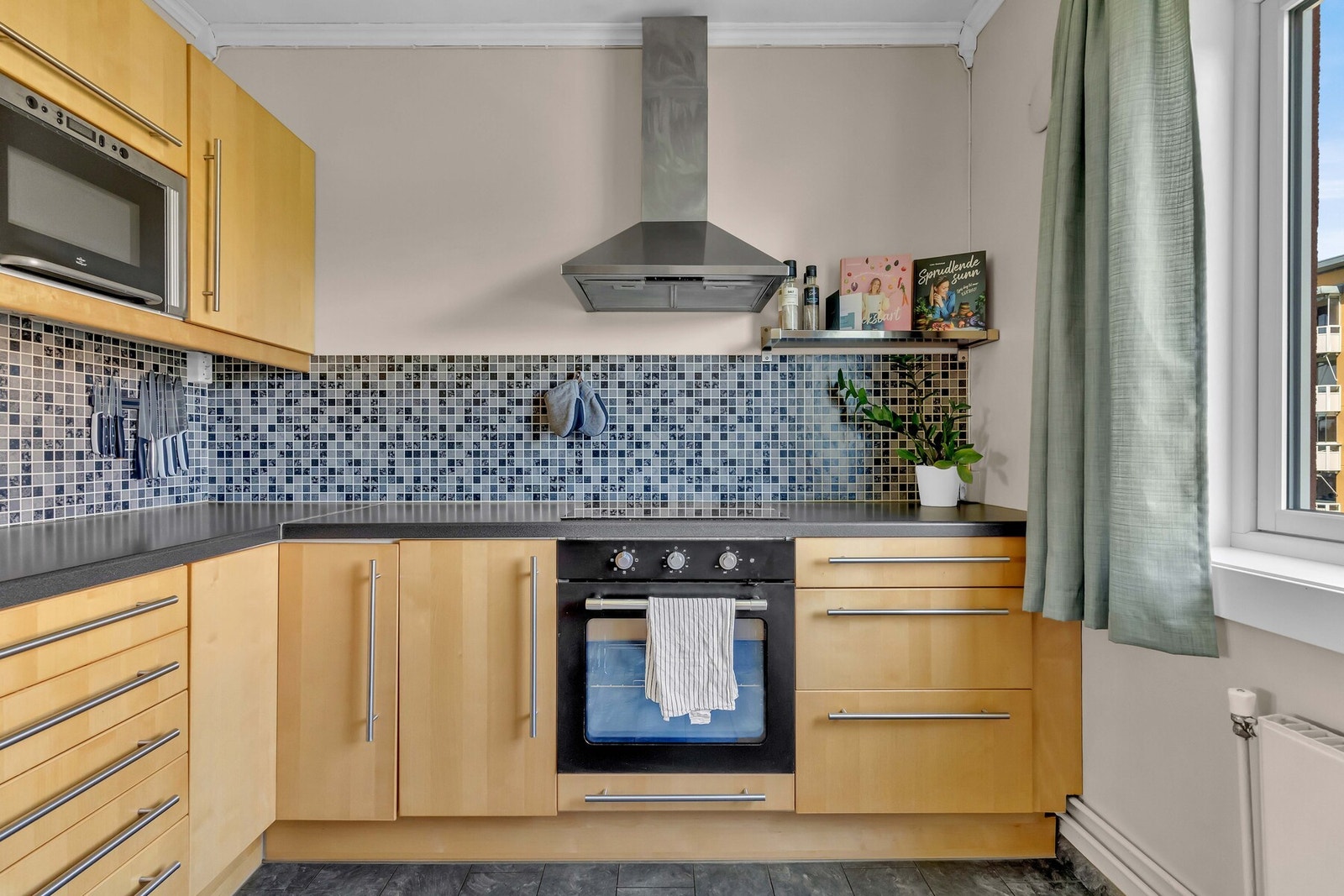 Oppgradert i 2021 med waterguard og stekeovn, og kjøl/frys i 2022. Integrerte hvitevarer medfølger. Galleribilde