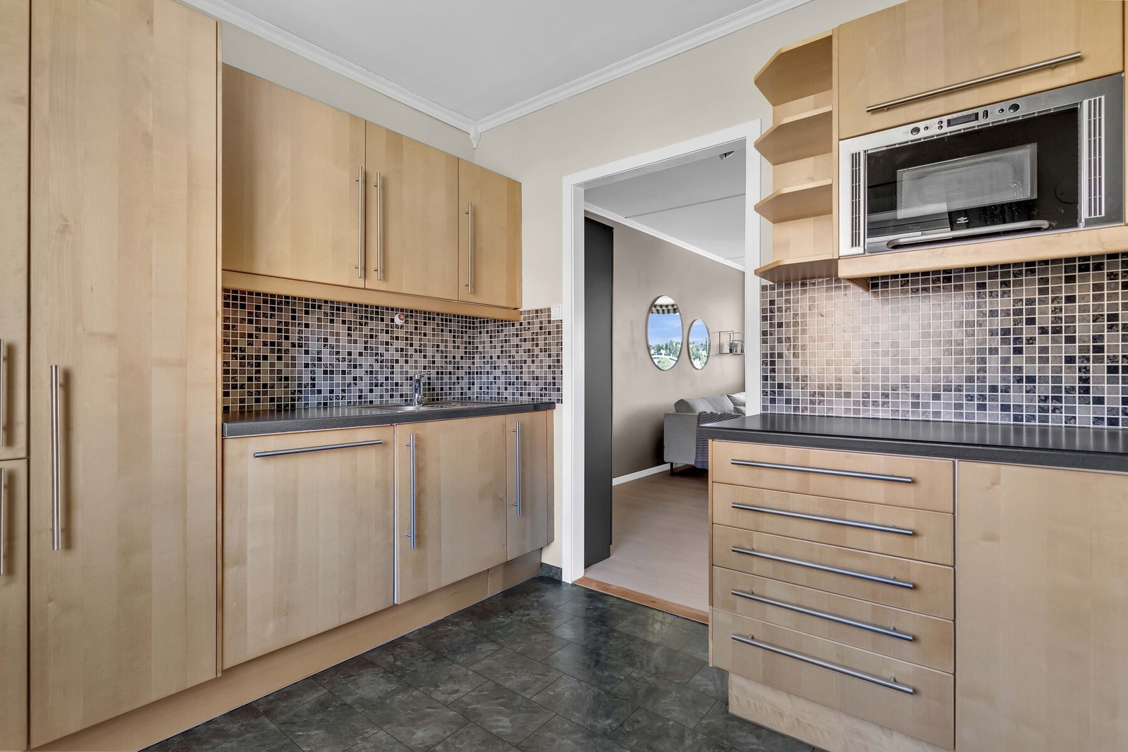 Ikea kjøkkeninnredning fra 2007 med glatte fronter og laminat benkeplater. Galleribilde